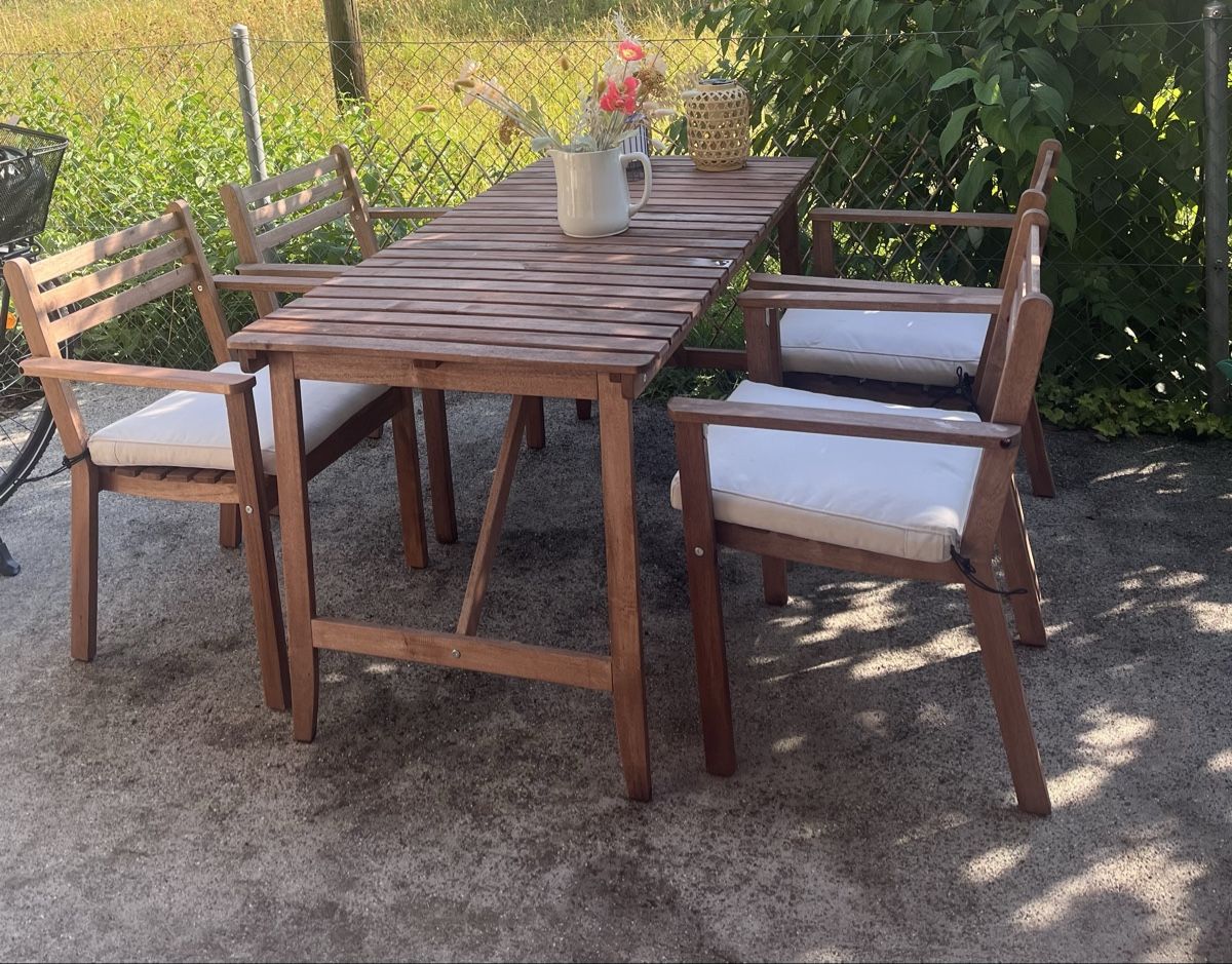 Tische: Gartentisch mit 4 Stühlen und 4 Sitzkissen – Gebraucht aus Erlinsbach von Baerglerin