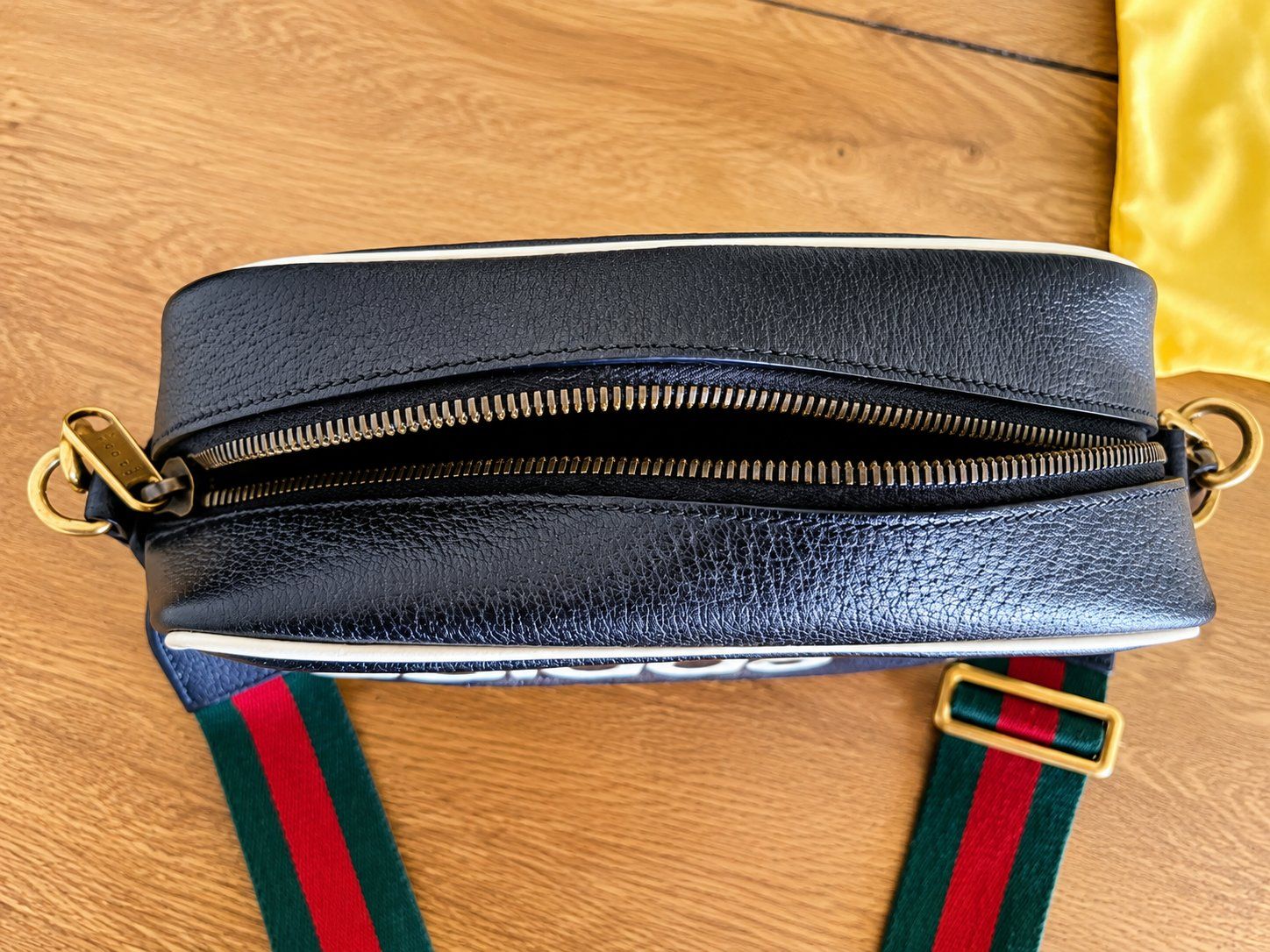 Gucci Sacs: Gucci x Adidas Umhängetasche – Neuf (Voir description) à Sissach par Alexgo78 3
