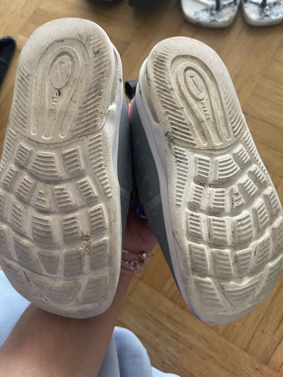 Nike Scarpe per ragazze: Turnschuhe der Marke Nike Gr. 22 – Usato da Suhr venduto da RIE83 1