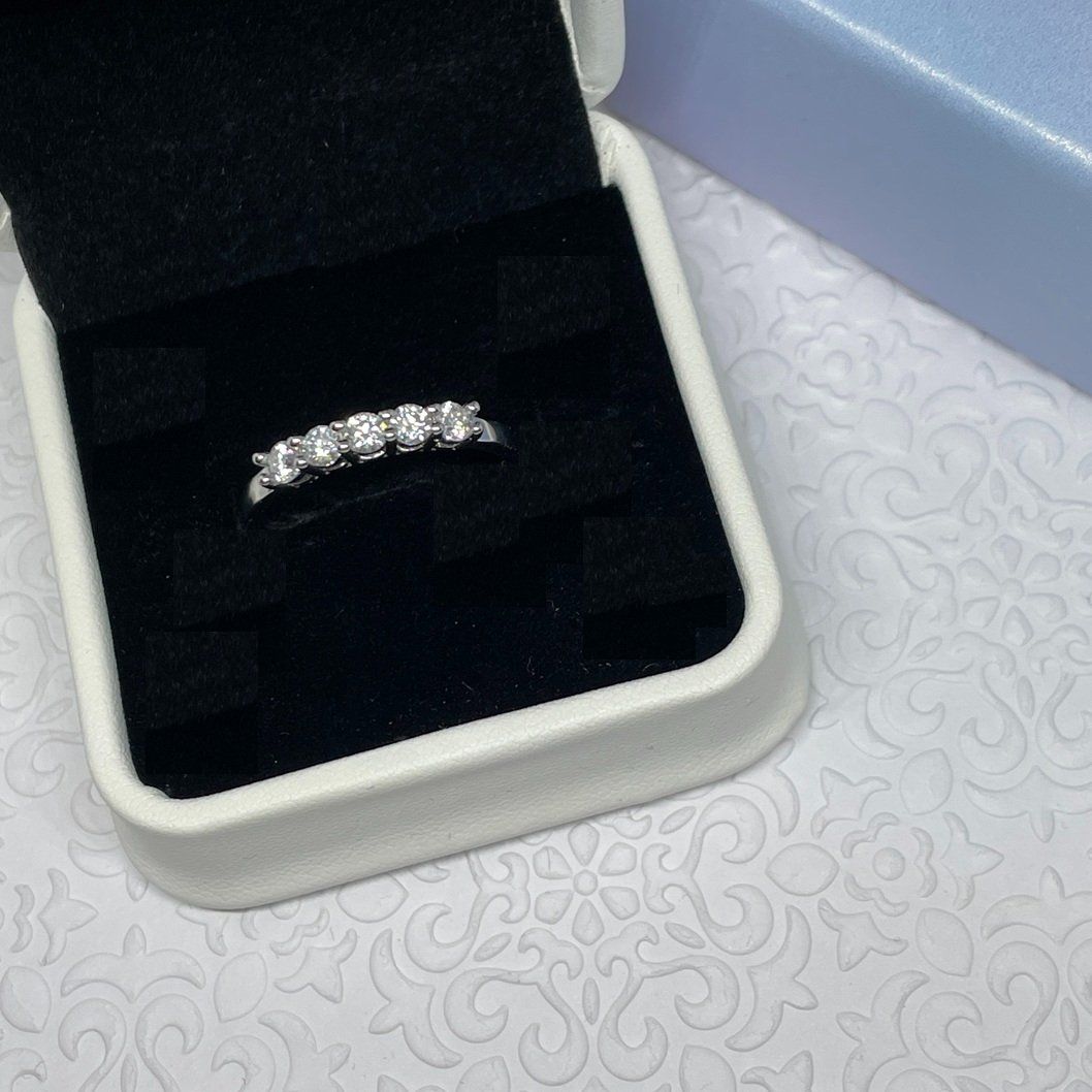 Bagues: Moissanite Ring, Silber 0.5ct - Gr. 58 Zertifikat – Neuf (Voir description) à Thun par Creative-Art-Tess