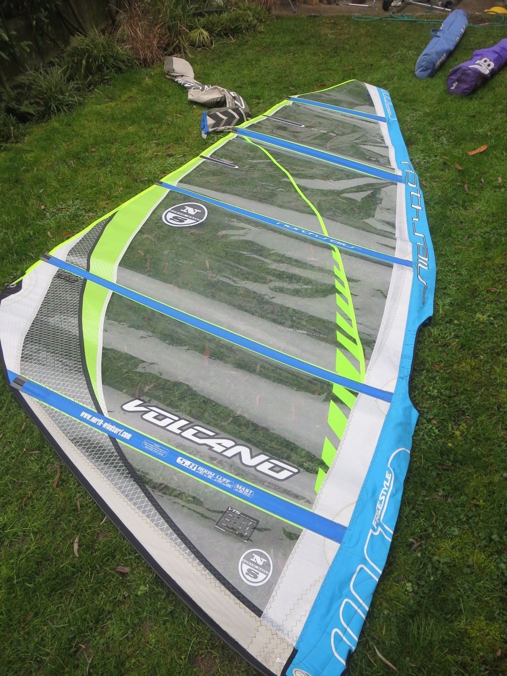 Surfen: North Sails Volcano 5.8 Windsurfsegel – Gebraucht aus Ottikon von Locomotive01