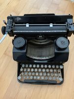 Antike Schreibmaschine mit franz. Tastatur
