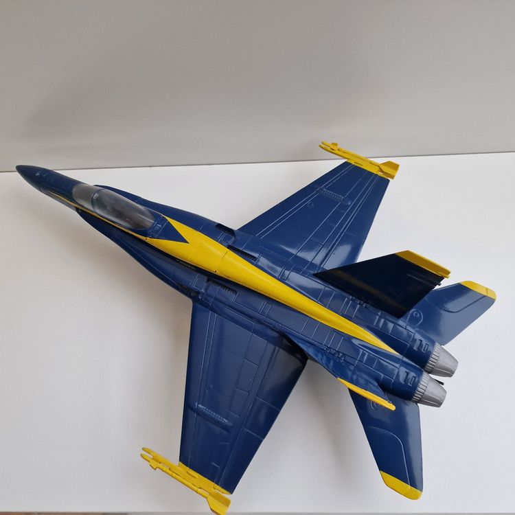 Maquette Avion Armour F-18 Hornet US Navy 1:100 - Modèle Réduit à Assembler