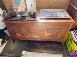 Biedermeier Truhe, Engelberg, Nussbaum L112, T50, H60 cm