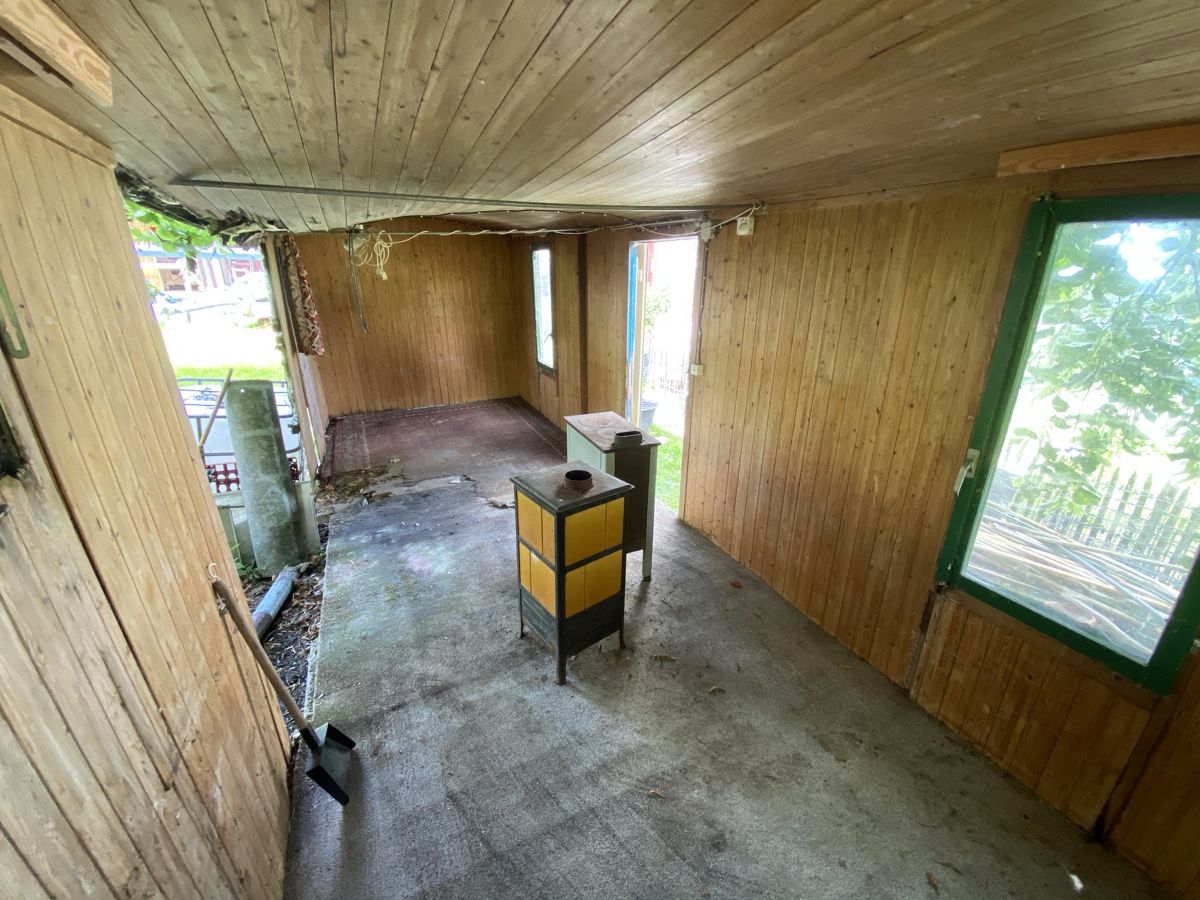 Anhänger: Bauwagen mit Holzaufbau – Defekt aus Dussnang von  9