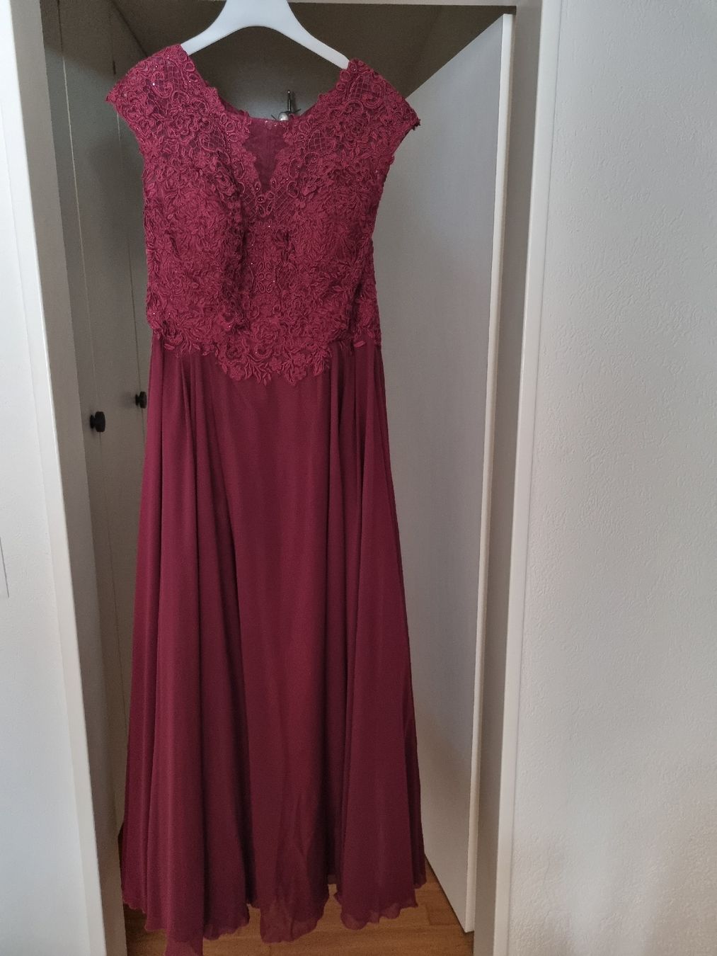 Kleider: Bordeau rotes Abendkleid – Gebraucht aus Gattikon von JSB18