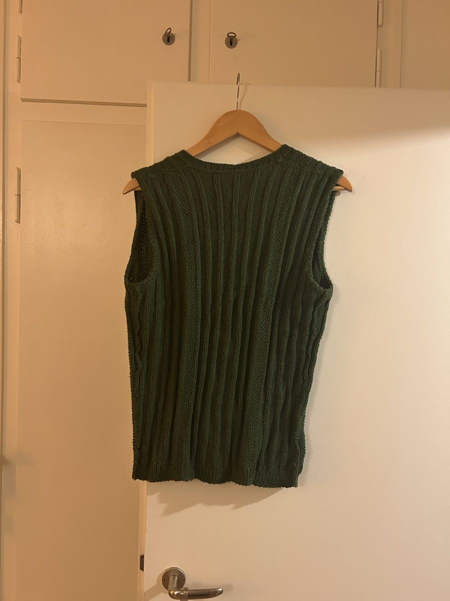 Top: Green knitted vest with button up front   – Usato da Zürich venduto da ori_9dcy 2