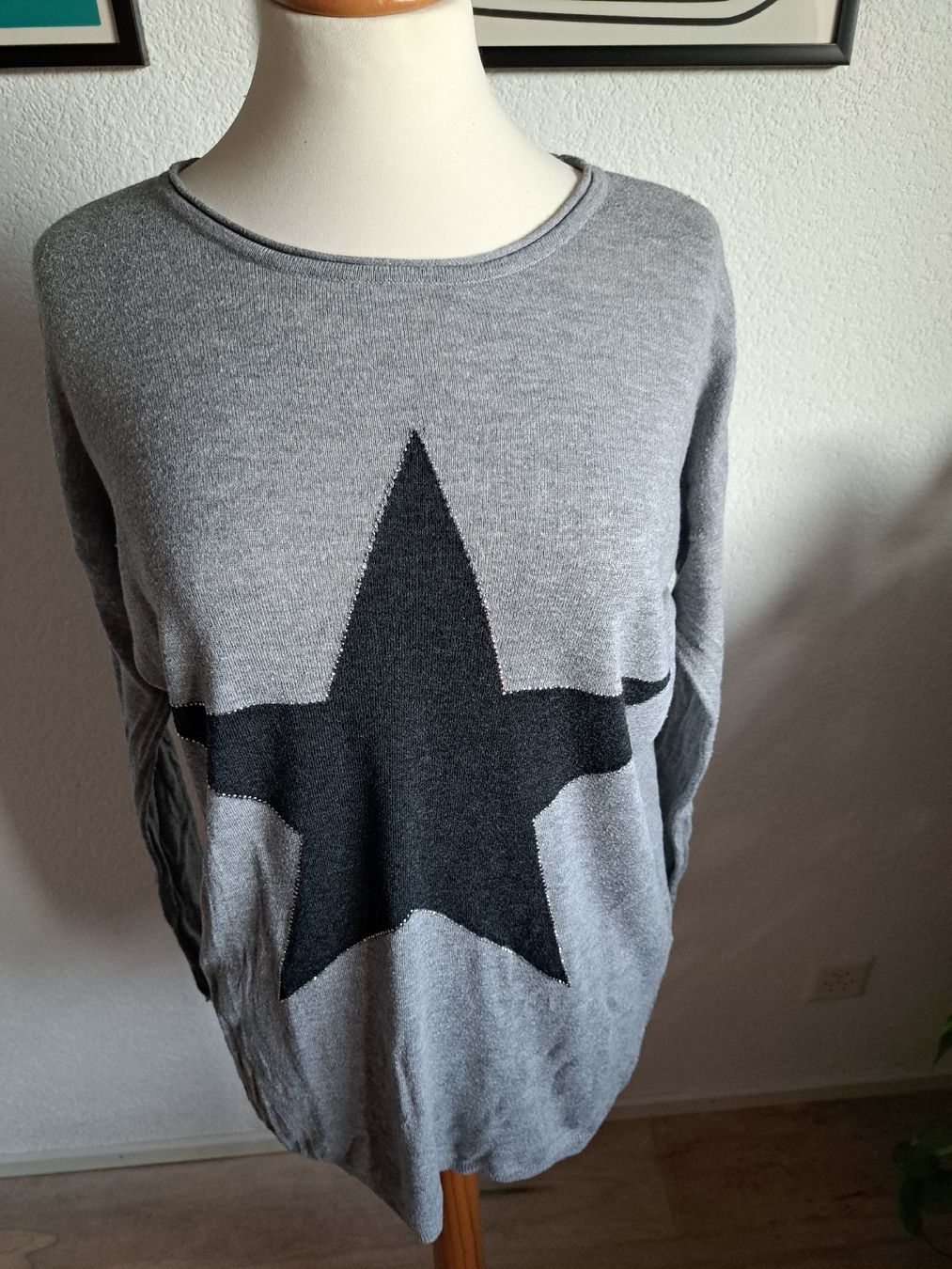 Only Pulls & Sweat-shirts: Pullover Only grau mit Sternmuster Grösse S gebraucht – D'occasion à Kriegstetten par Jakasi