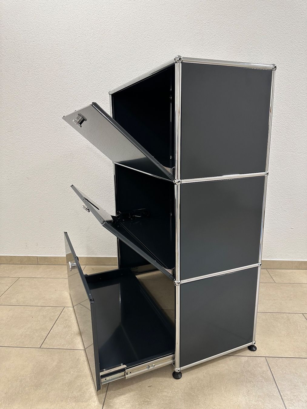 USM Scaffali: USM Highboard 1x3 Anthrazitgrau, Top Zustand – Usato da Grenchen venduto da Design-Outlet 6