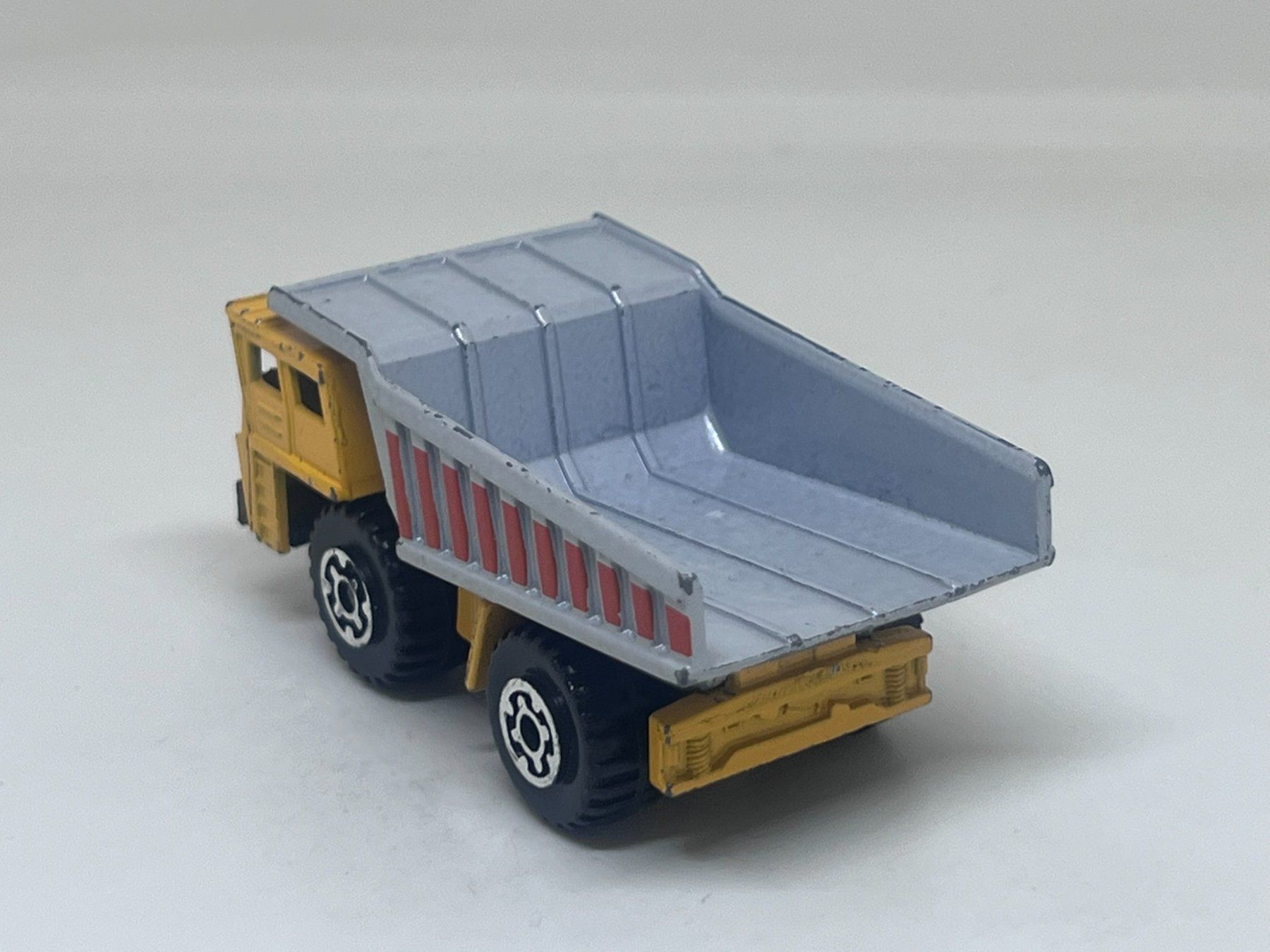Matchbox Modellini d'auto: Matchbox Dump Truck #306 – Usato da Wildegg venduto da LaaBoutique 2