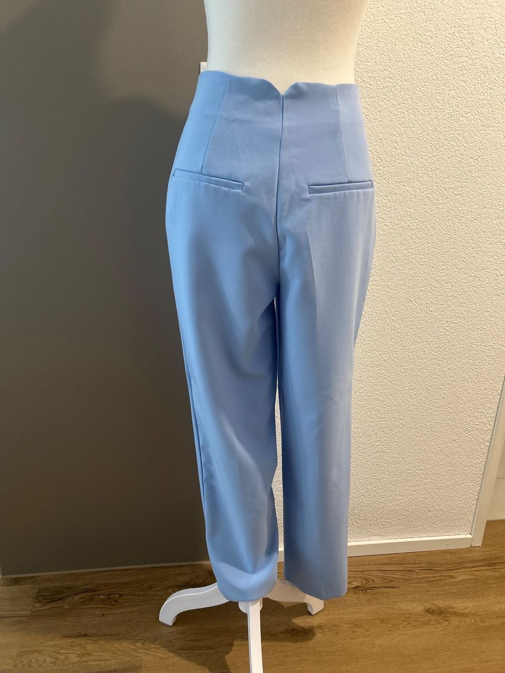 Pantalons: Stoffhose hellblau von Amisu Gr. 38 – D'occasion à Brunnen par Nala2929 5