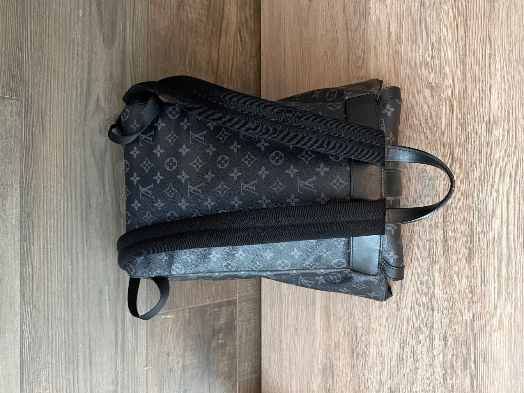 Louis Vuitton Zaini: Louis Vuitton Saumur Backpack Monogram Eclipse guter Zustand – Usato da Küssnacht am Rigi venduto da jul_lq8x 2