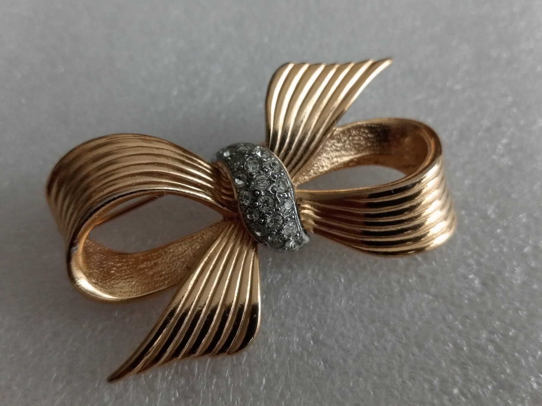 Broschen & Nadeln: Wunderschöne  alte Brosche mit feine Stein, Gold Farbe – Gebraucht aus Zürich von sendbad 1