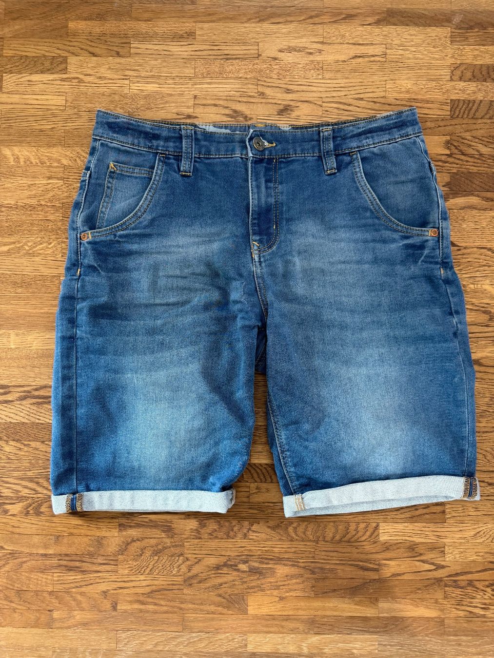 Jeans: Kurze Jeans Hose – Usato da Winterthur venduto da Kevin.Prandini