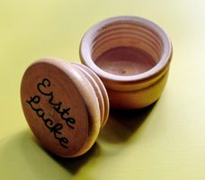 Erste Locke, Holzdose mit Schraubdeckel, H 3cm Ø 4cm