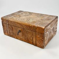 Coffret à courrier en bois sculpté de la Forêt Noire orné