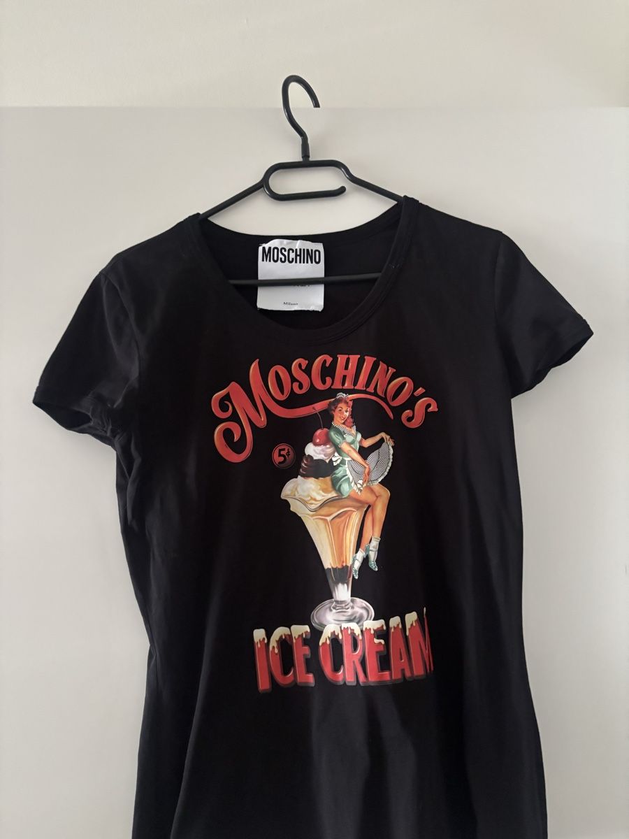 Moschino T-shirt: Moschino T-Shirt – Nuovo (secondo la descrizione) da Ostermundigen venduto da Siri1993