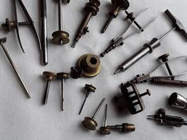 Uhrmacherwerkzeug, lose Teile/Ersatzteile Antik