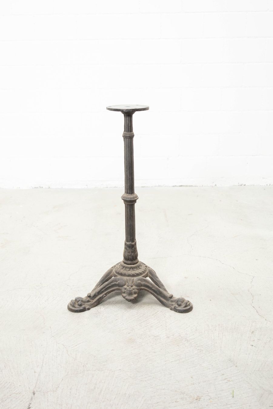 Altri mobili: Gusseisenfuss / Tischfuss A / Höhe ca. 66 cm – Usato da Zürich venduto da ZuercherBrockenhaus