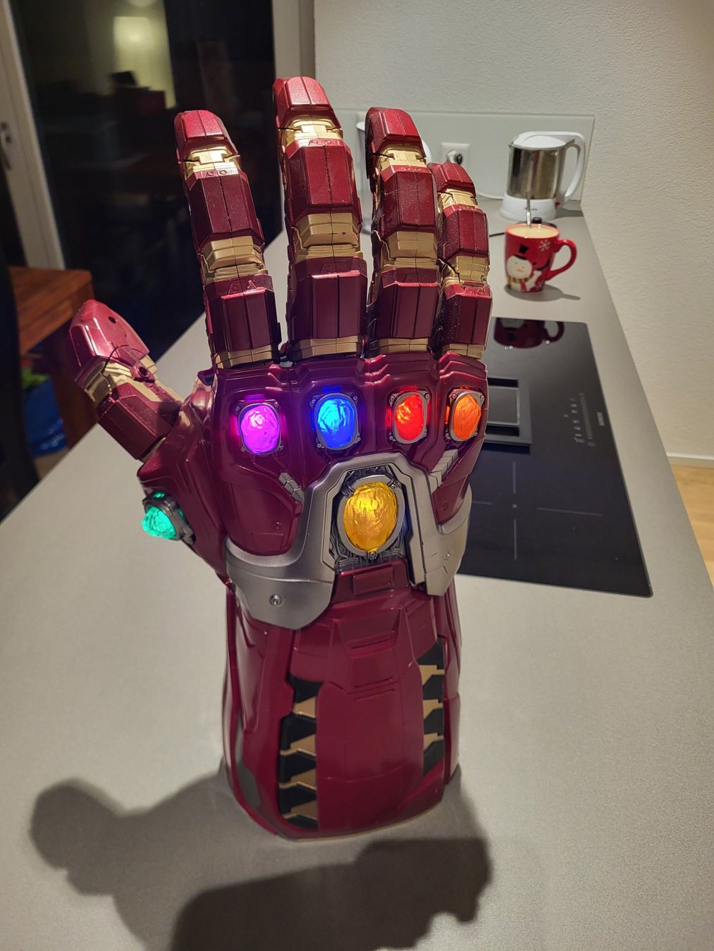 Hasbro Statuette: Avengers Marvel Legends-Serie Endgame Power-Handschuh – Usato da Niederhelfenschwil venduto da Bruce019