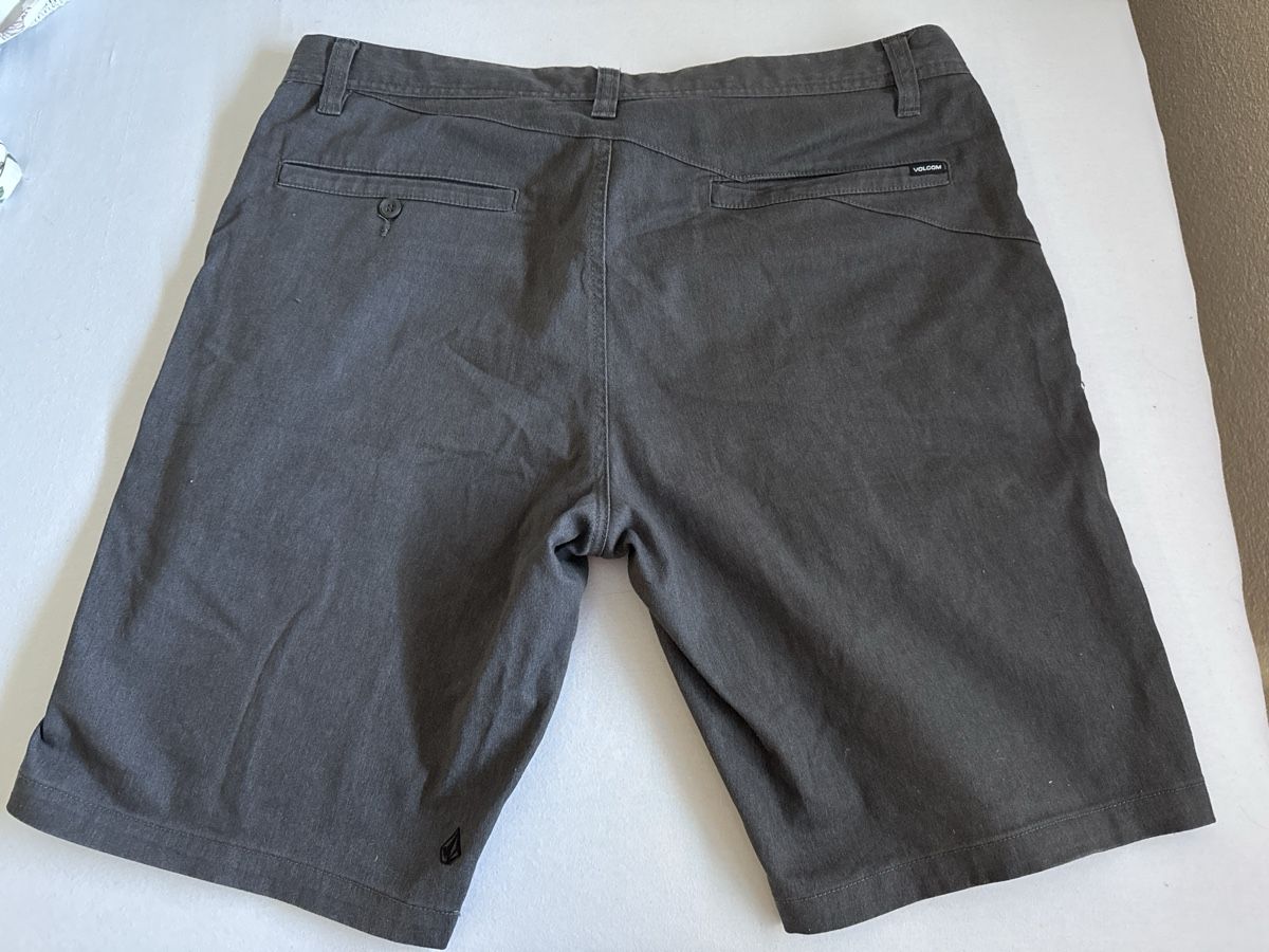 Volcom Pantaloni: Shorts Volcom bequem und elegant Grösse 36 – Usato da Henggart venduto da Qtisland 1