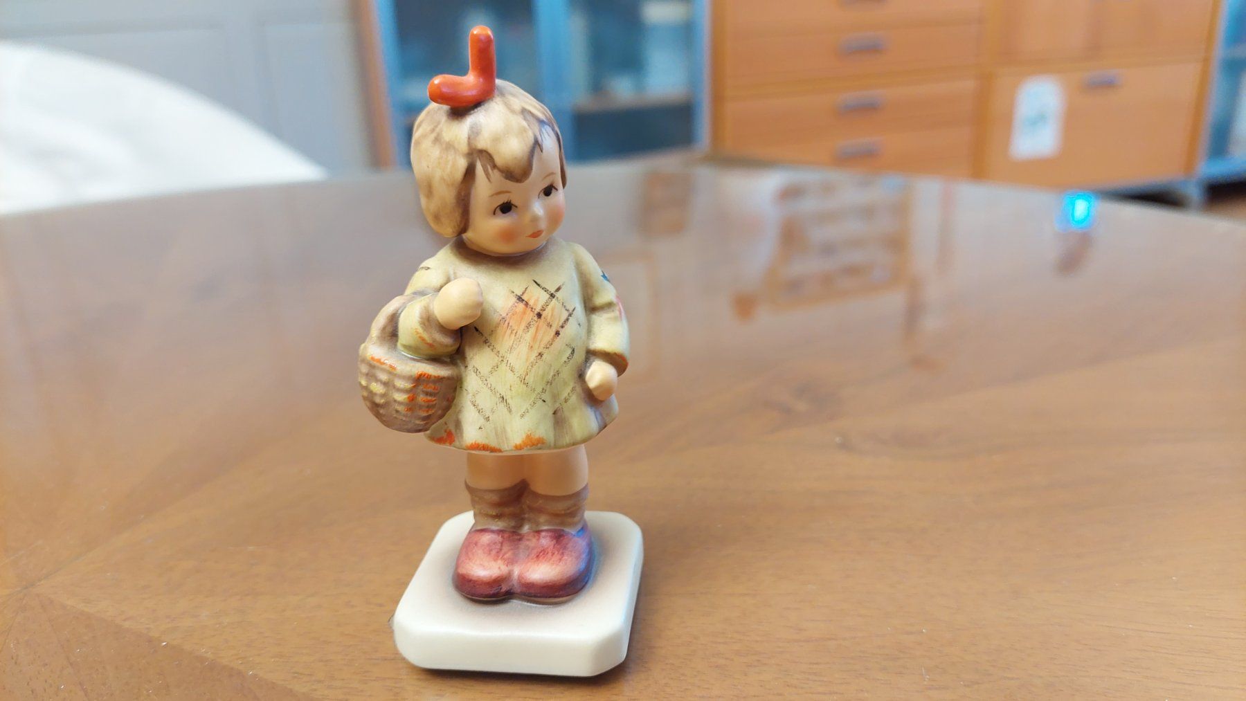 Hummel Statuette: Hummel "Mädchen mit Korb", Club-Edition 1992 – Usato da Russikon venduto da um1224