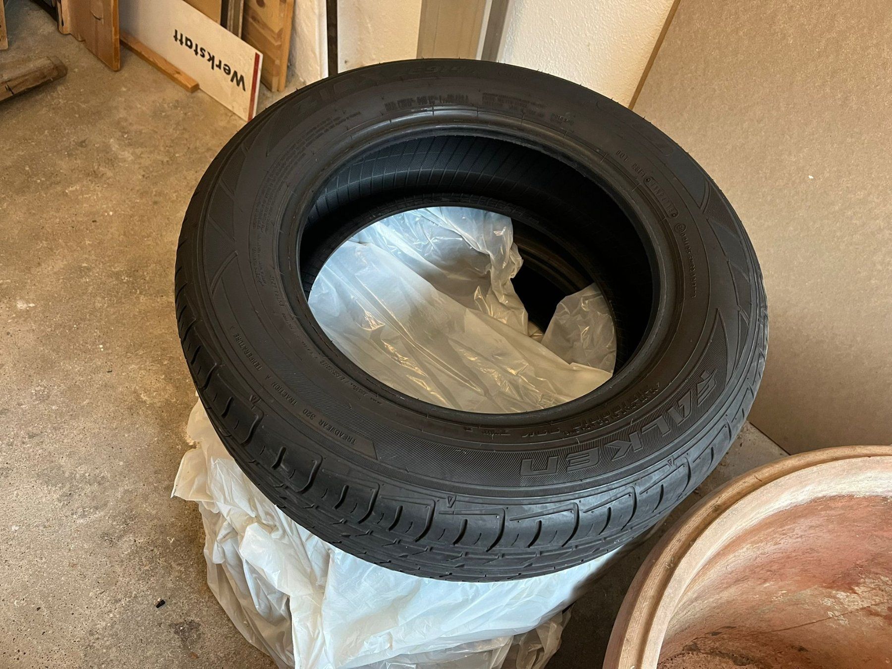 Volkswagen Pneumatici & Ruote complete: Sommerpneu VW Passat B8 Kombi – Usato da Bülach venduto da LU213 4
