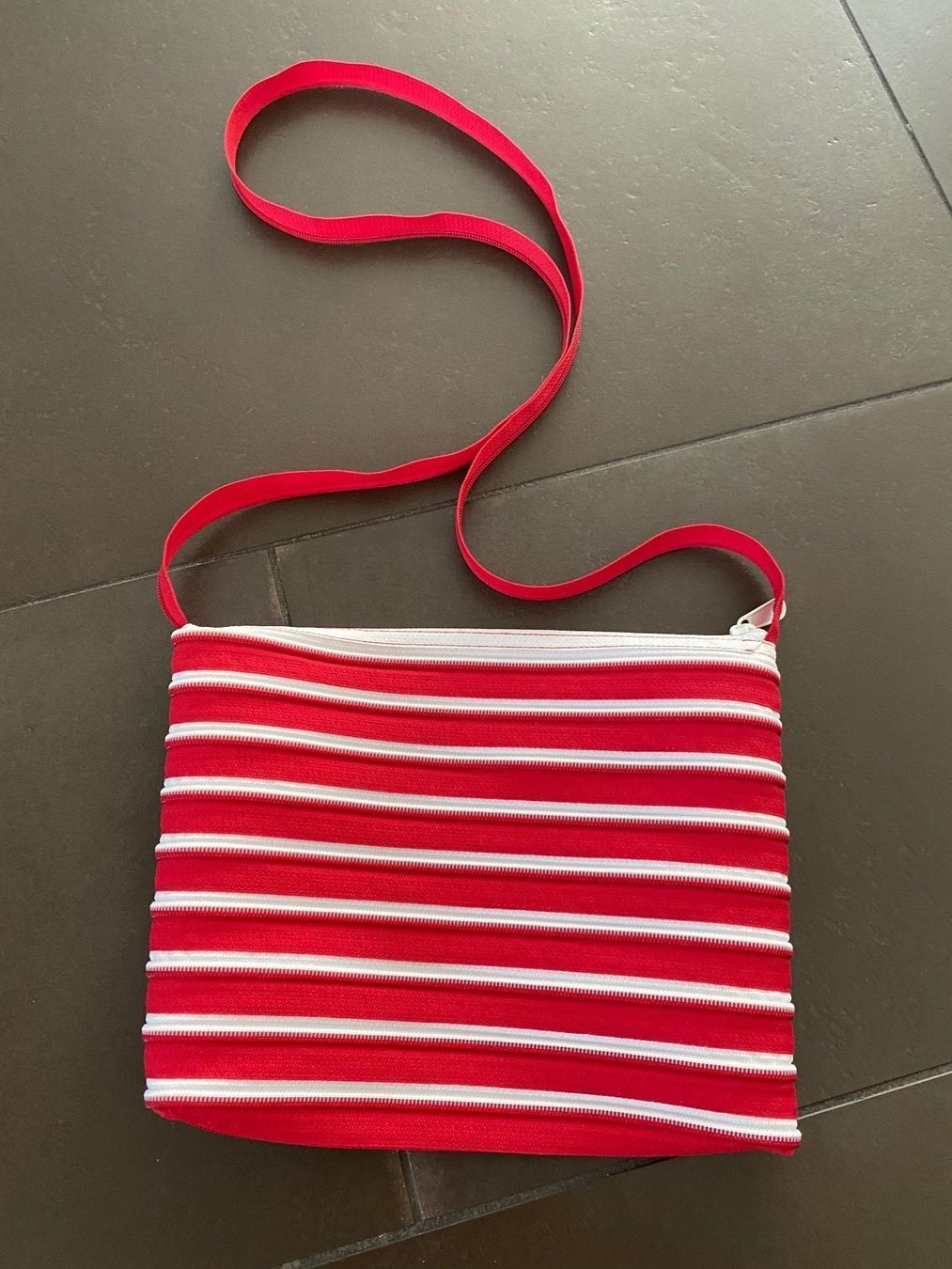 Taschen für Damen: Sac rouge et blanc, original – Gebraucht aus Versoix von coul-raoul