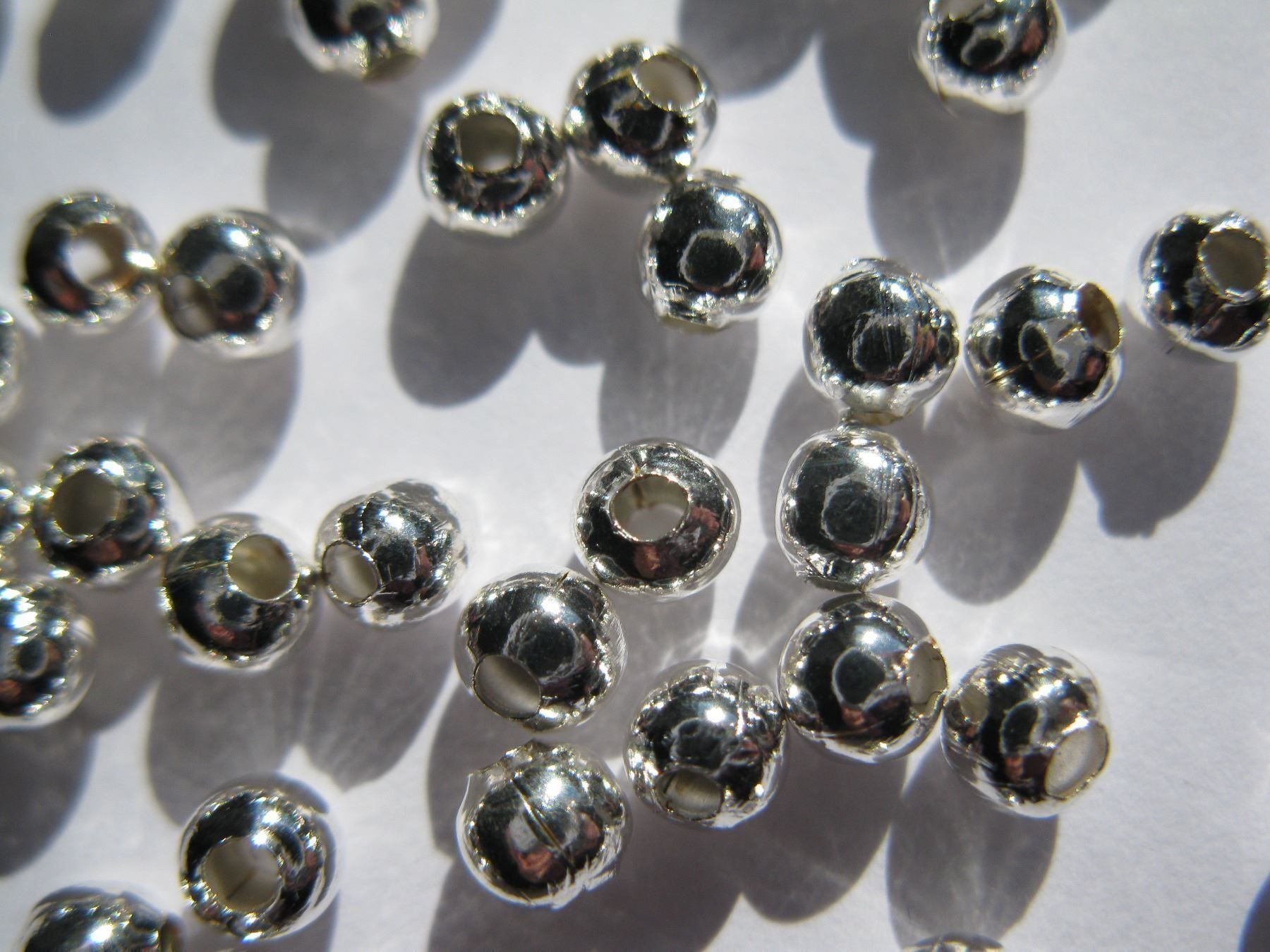 Perle (finte): 100 Metallperlen, Zwischenperlen, glatt, versilbert, 4mm – Nuovo e nell'imballaggio originale da St. Margarethen TG venduto da LuanaKa 1