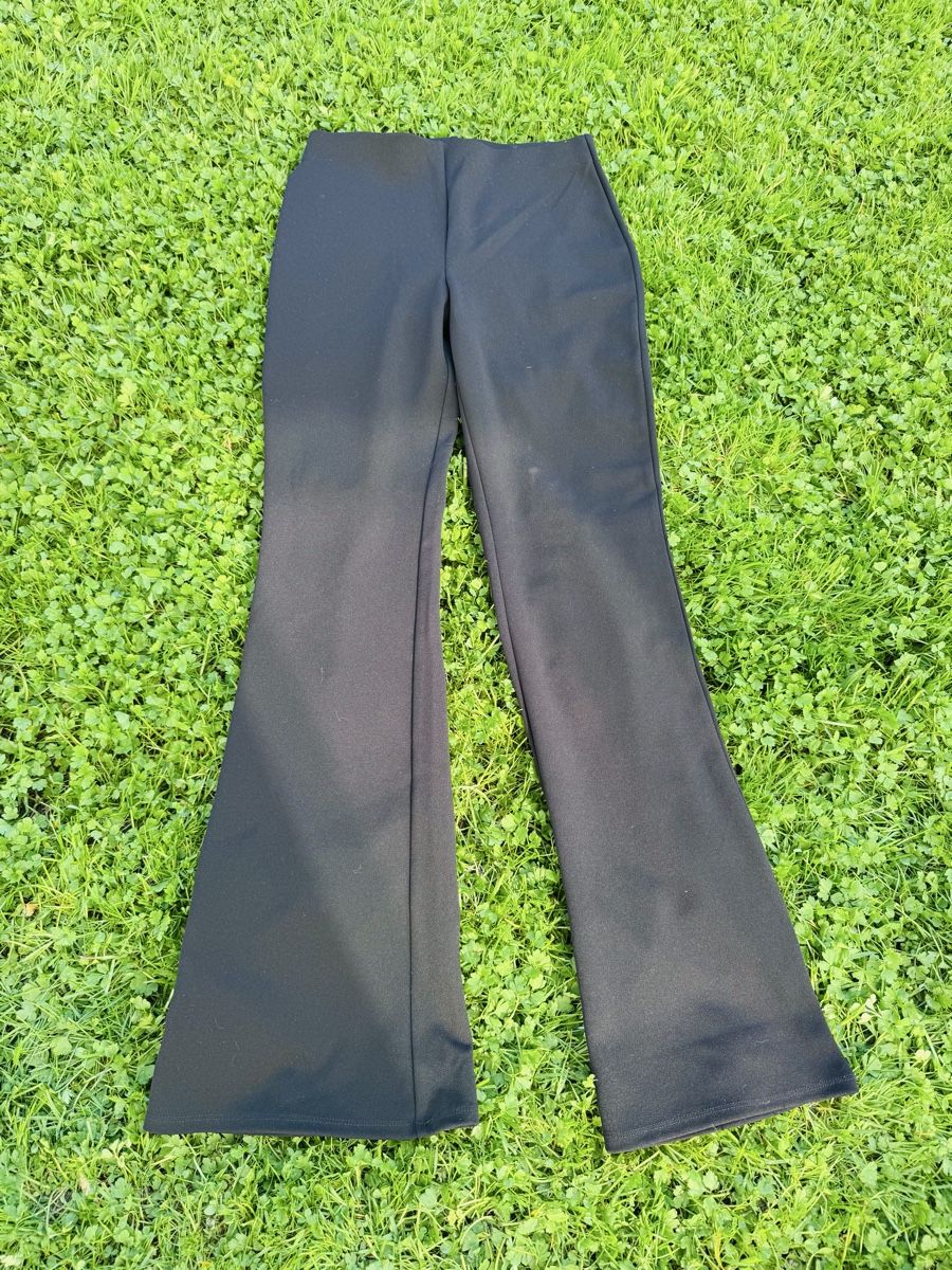 H&M Pantaloni: Schwarze Schlaghose von H&M, Gr. S – Usato da Muotathal venduto da mianyc