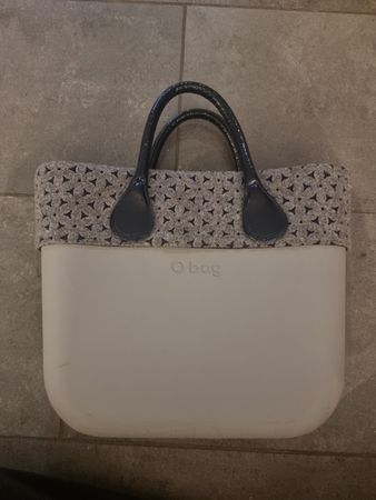 O bag Standard Handtasche Filz Grau Lack Henkel