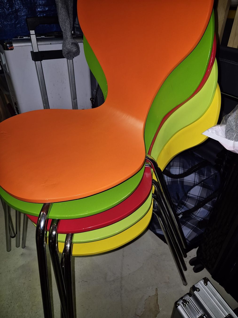 Chaises: 5 Stapelstühle, bunt gemischt – D'occasion à Wädenswil par frandzrh 2