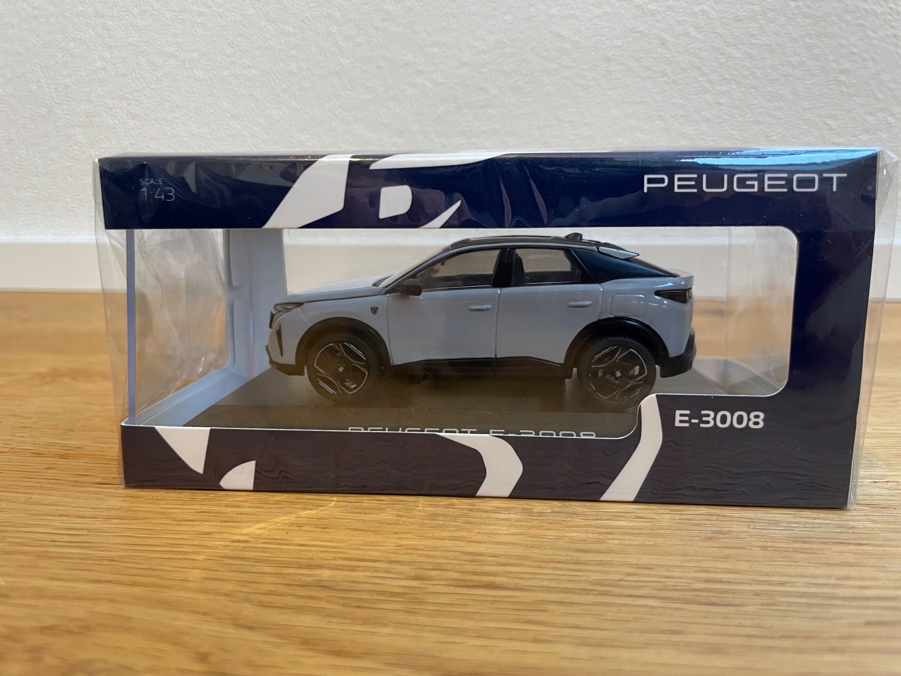 Peugeot Modellini d'auto: Peugeot 3008 / E-3008 Modellauto im Massstab 1/43 – Nuovo e nell'imballaggio originale da Glarus venduto da Senseo