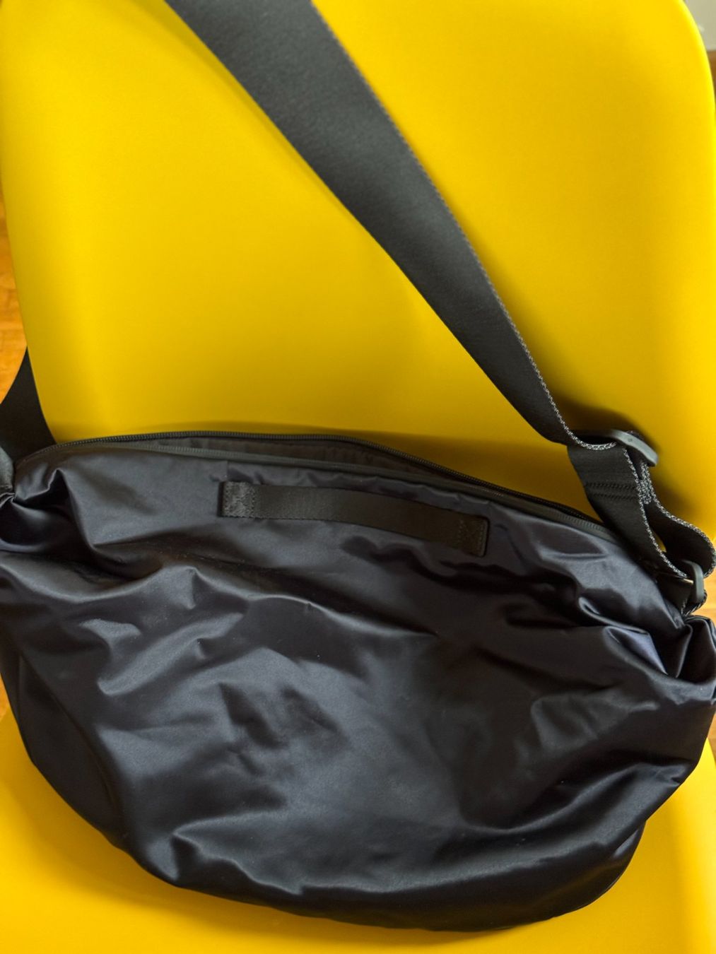 Cos Taschen: COS schwarze Schultertasche – Gebraucht aus Onex von Joliechose6