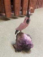 Scultura pappagallo in quarzo rosa su base ametista