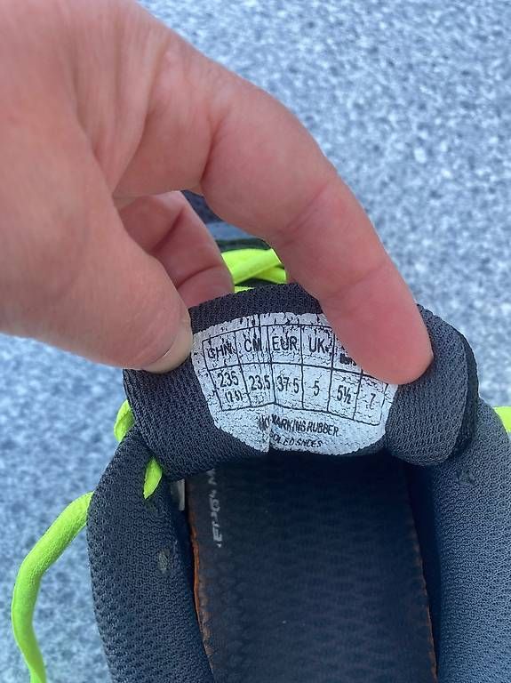 Yonex Scarpe da uomo: Hallenschuh Yonex Badmintonschuh Gr. 37 – Usato da St. Pelagiberg venduto da Yellow73 1