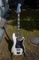 Fender Duff McKagan Deluxe Precision Bass RW (white pearl)