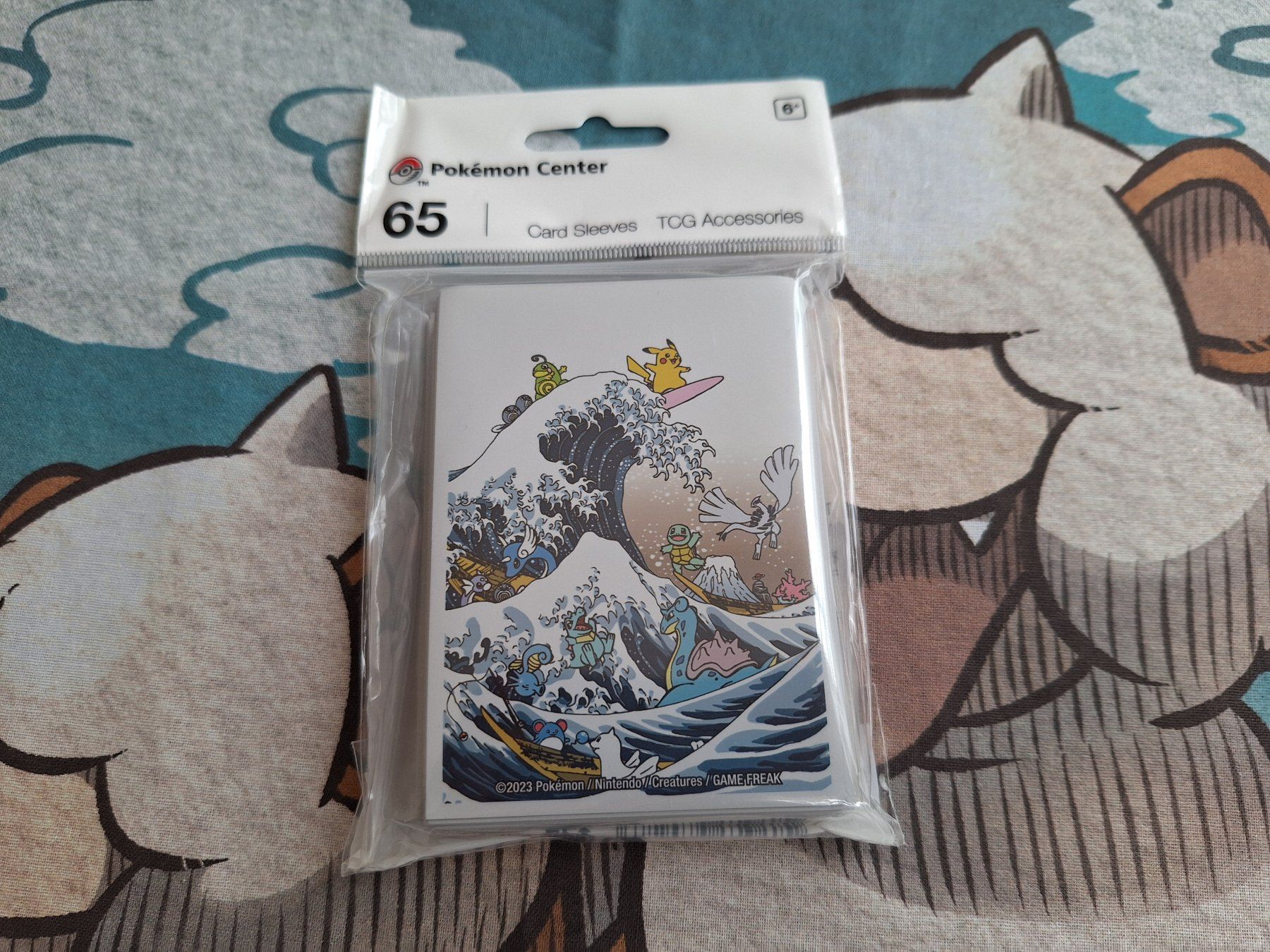 Pokémon Carte collezionabili: Great Wave Pikachu & Friends Playmat + Sleeves – Nuovo e nell'imballaggio originale da Spreitenbach venduto da misi.m 1