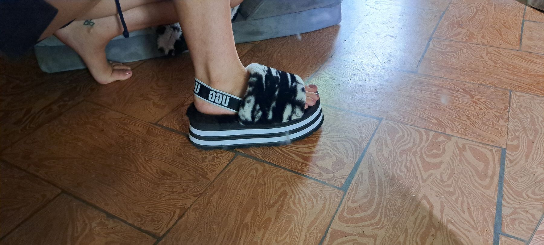 Ugg Damenschuhe: UGG Disco Marble Slide Black – Gebraucht aus Ponte Capriasca von mar_wh9m 4