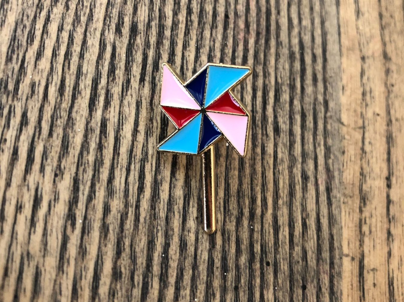 Spille & Fermagli: Pin Anstecker Windmühle Spielzeug – Nuovo e nell'imballaggio originale da Berg am Irchel venduto da Zweiti_Chance