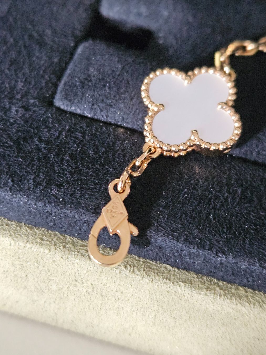 Van Cleef Bracciali & Braccialetti: Van Cleef & Arpels Alhambra Nacre Bracelet  Neuwertig – Usato da Chêne-Bourg venduto da jarry1 4