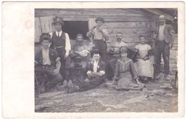 AK Bergbauern vor einer Hütte um 1920, unbekannter Ort