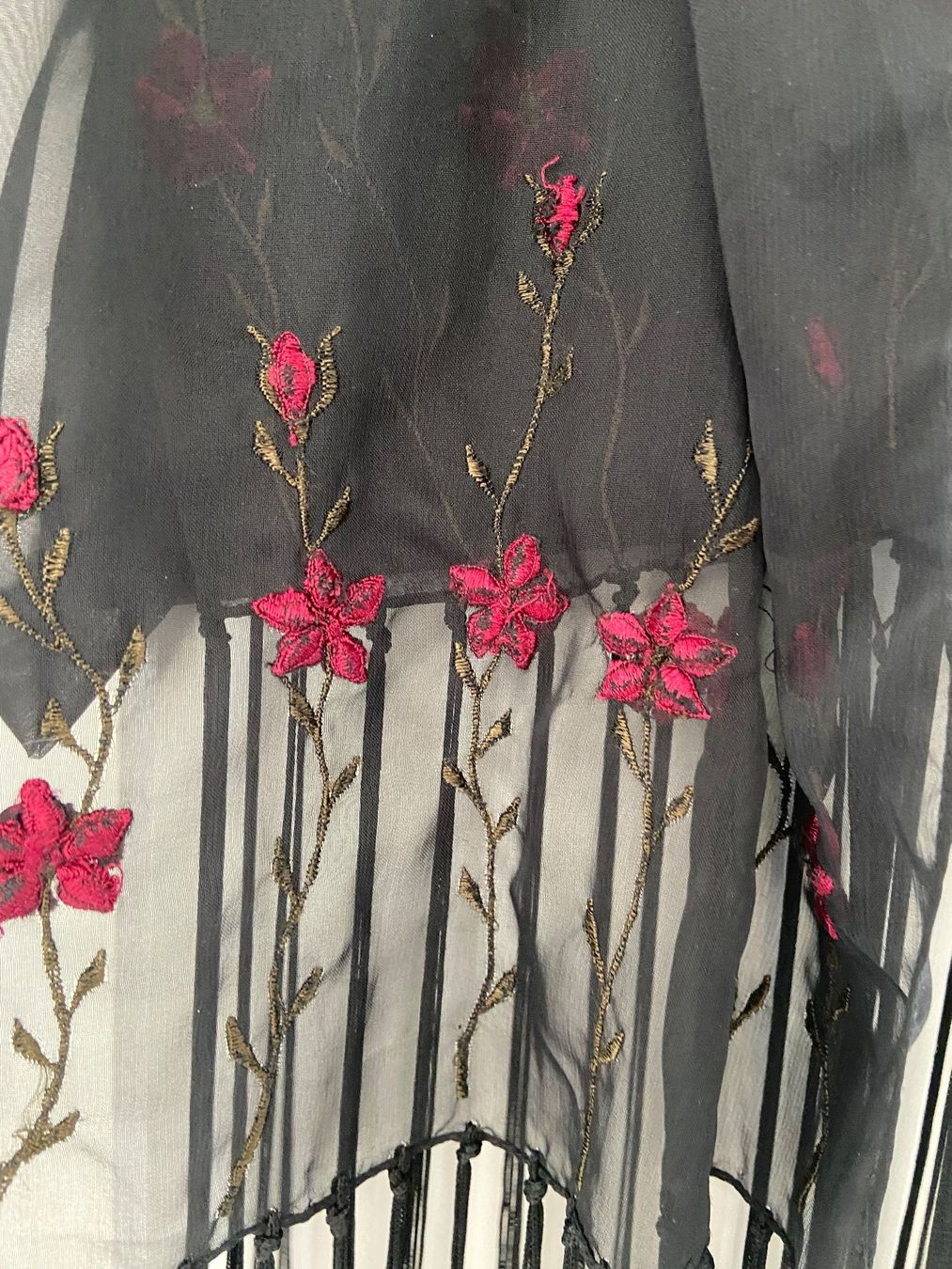 Globus Foulards, Tücher & Schals: Fransen Schal mit Blumen Applikation – Gebraucht aus Luzern von waterfront1 3