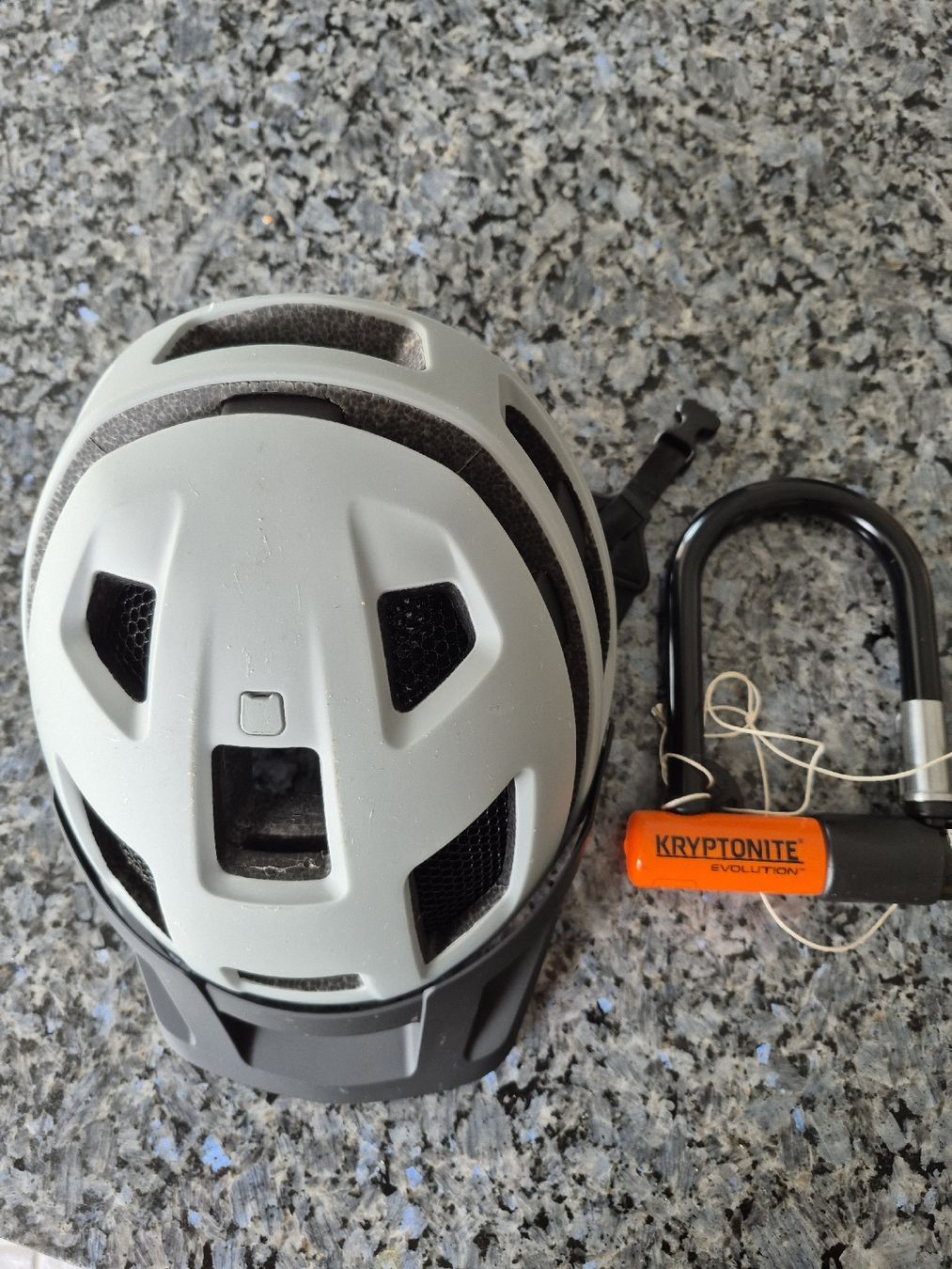 Caschi: Fahrradhelm Smith Forefront Mips und Kryptonite Schloss – Usato da rothrist venduto da Hr2