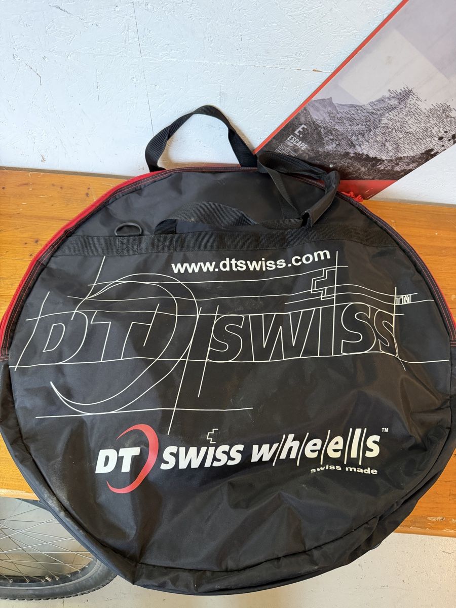 Swiss Ersatzteile: DT Laufradtasche 3-fach – Gebraucht aus Murten von Ski-Outlet 1