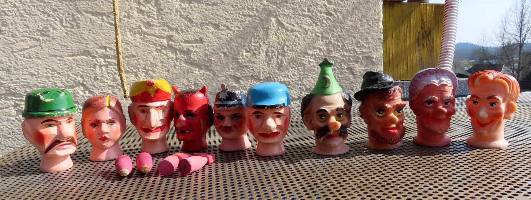 Giocattoli: alte Kasperlifiguren ohne Kleider – Usato da Rombach venduto da Masading
