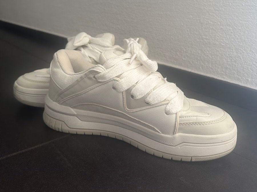 Bershka Scarpe da uomo: Bershka Chunky Sneaker Low Weiss Gr. 42 – Usato da Chur venduto da dajan.17 1