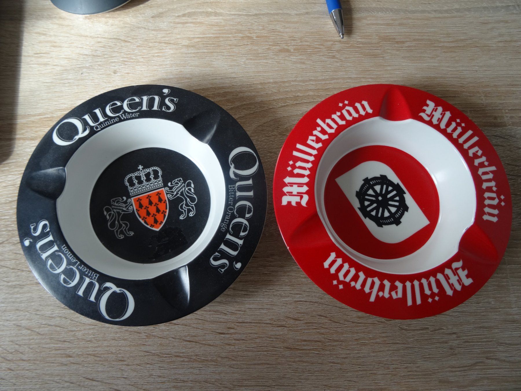Ornamin Portacenere: 2 Aschenbecher Queen's und Muellerbräu – Usato da Ehrendingen venduto da CHMEX