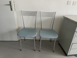 2 Stühle mit Metallgestell und hellblauem Sitzpolster