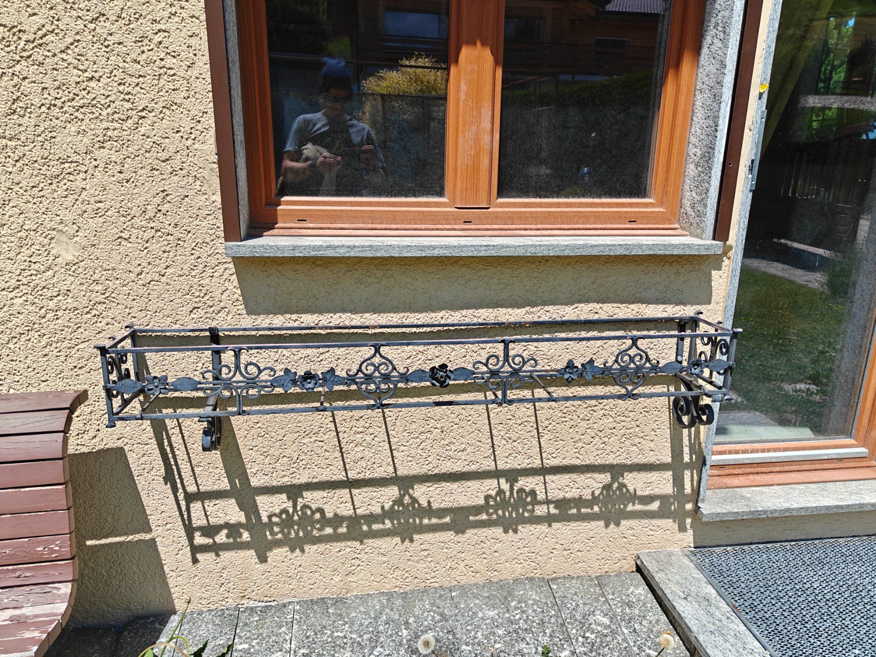 Gitter & Roste: Grille de fenêtre, support a Geranium, lampe en fer forgé – Gebraucht aus Nax von Heinanken 2